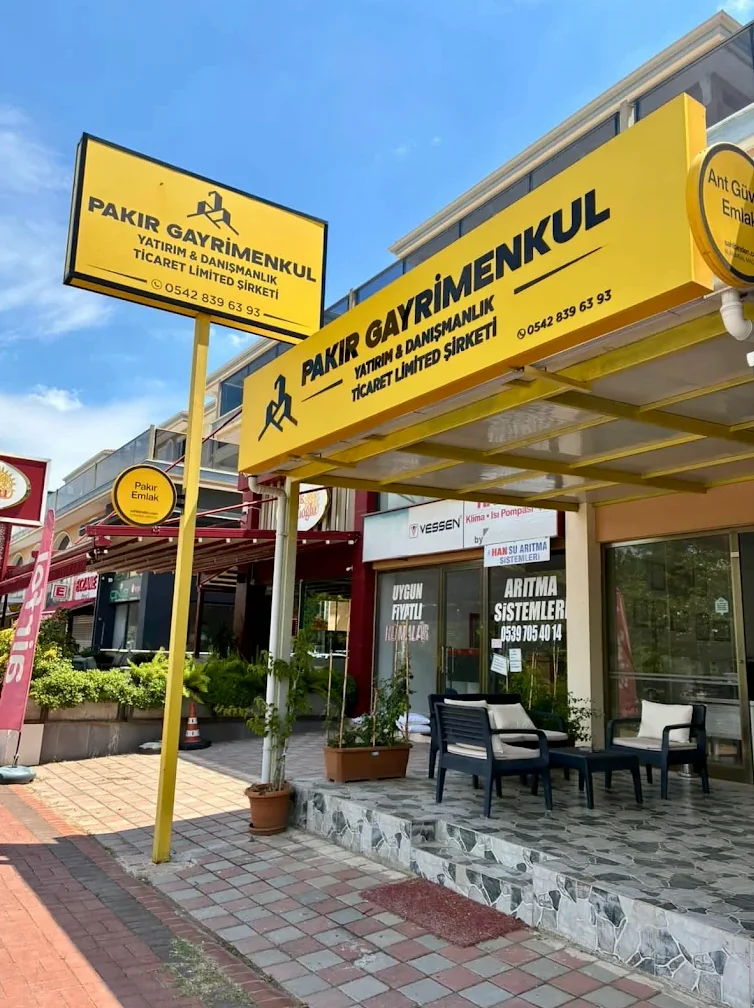 Pakır Gayrimenkul ofisinin sarı tabelası ve girişi